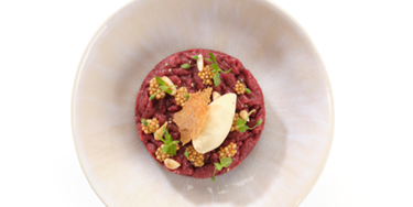 Hirsch Tartar mit Meaux Senf Eis, Senf Kaviar und Brot Chips_M